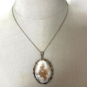 Vintage agate oval pendant necklace